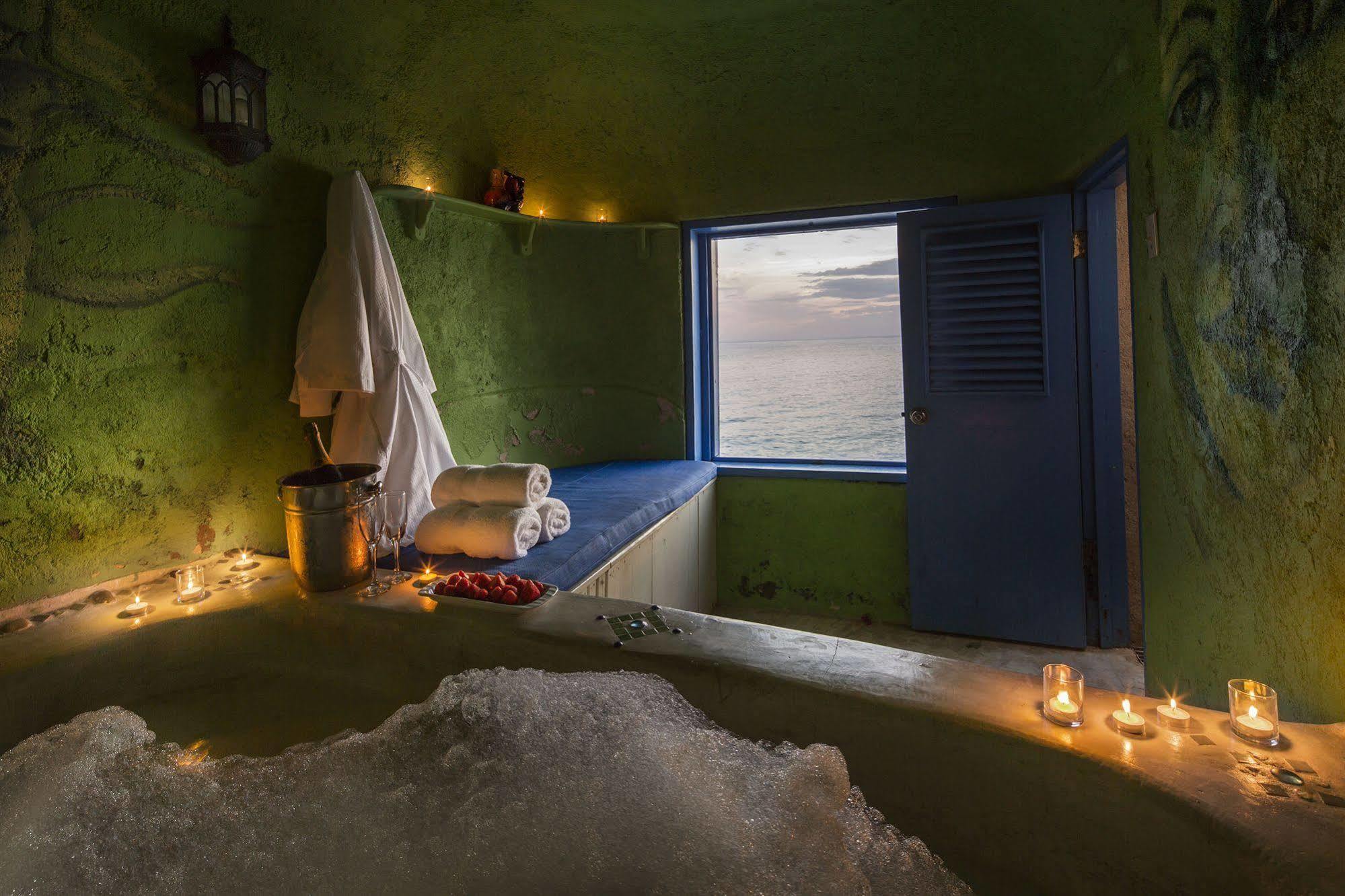 The Caves Hotel Негрил Екстериор снимка