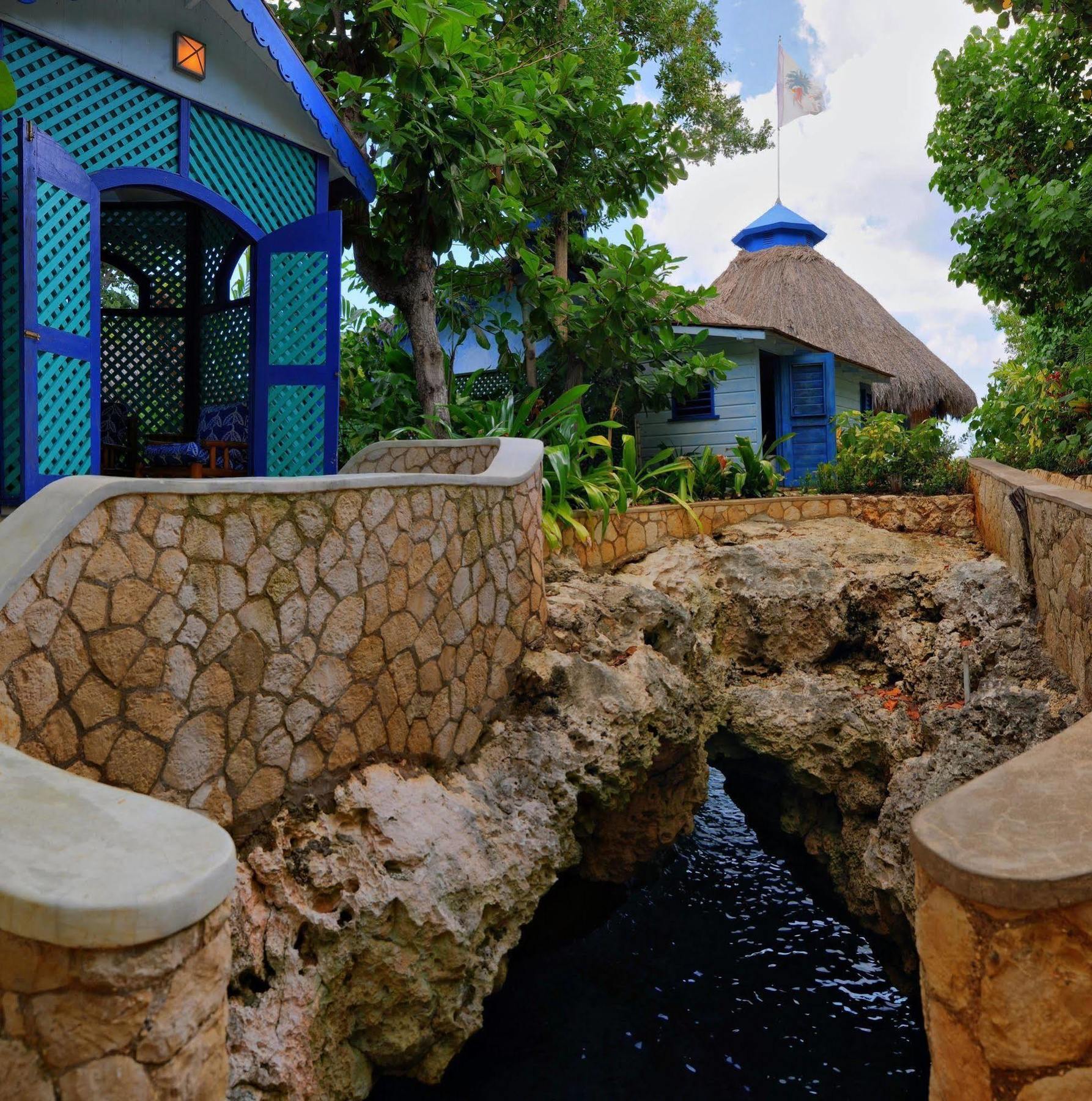 The Caves Hotel Негрил Екстериор снимка